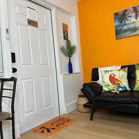 Sleeps 3, Casa Tropical In Miami Apartment Bagian luar foto