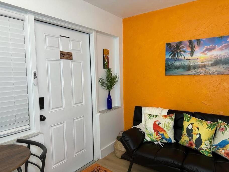 Sleeps 3, Casa Tropical In Miami Apartment Bagian luar foto