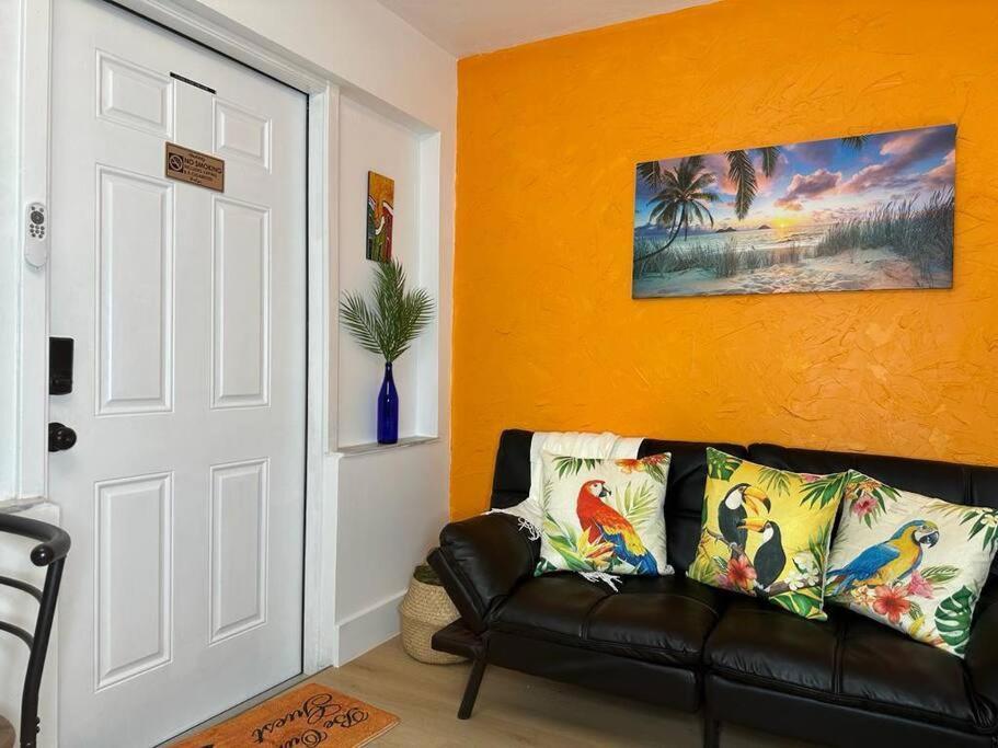 Sleeps 3, Casa Tropical In Miami Apartment Bagian luar foto