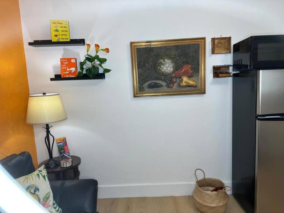 Sleeps 3, Casa Tropical In Miami Apartment Bagian luar foto